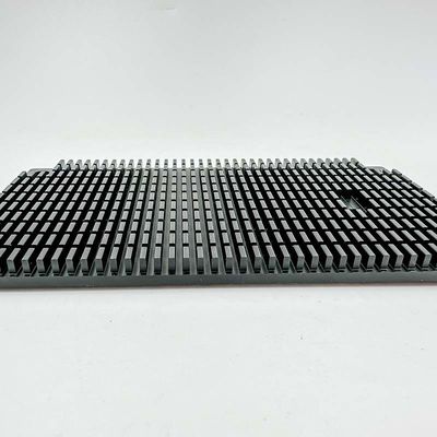 Bearbeitungsteile hohe Präzision CNC schwärzen gekerbten Aluminiumendverstärker-Kühlkörper