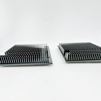 Bearbeitungsteile hohe Präzision CNC schwärzen gekerbten Aluminiumendverstärker-Kühlkörper
