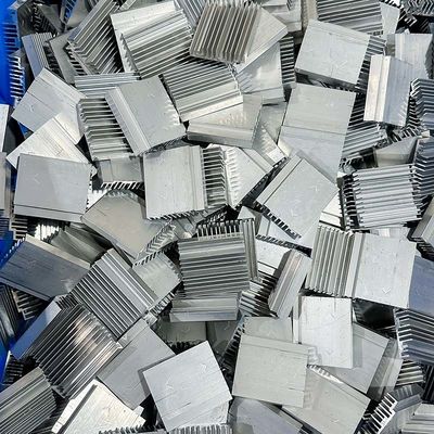 Anodisiertes kundenspezifisches Aluminiumverdrängungs-Profil, das für Fenster maschinell bearbeitet