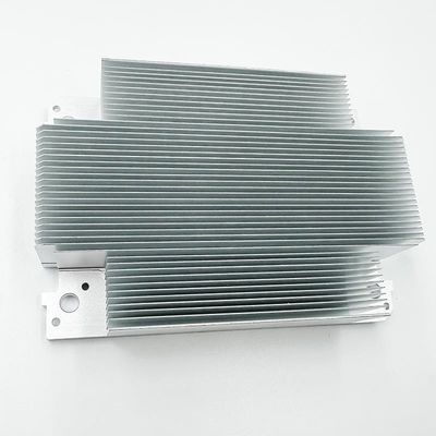Kundenspezifische Bearbeitungsteil-Aluminiumkühlkörper CNC für Schienen-Durchfahrt