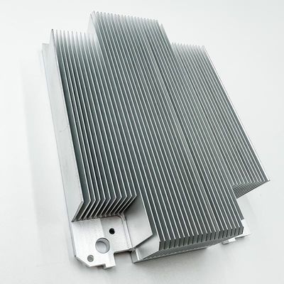 Kundenspezifische Bearbeitungsteil-Aluminiumkühlkörper CNC für Schienen-Durchfahrt